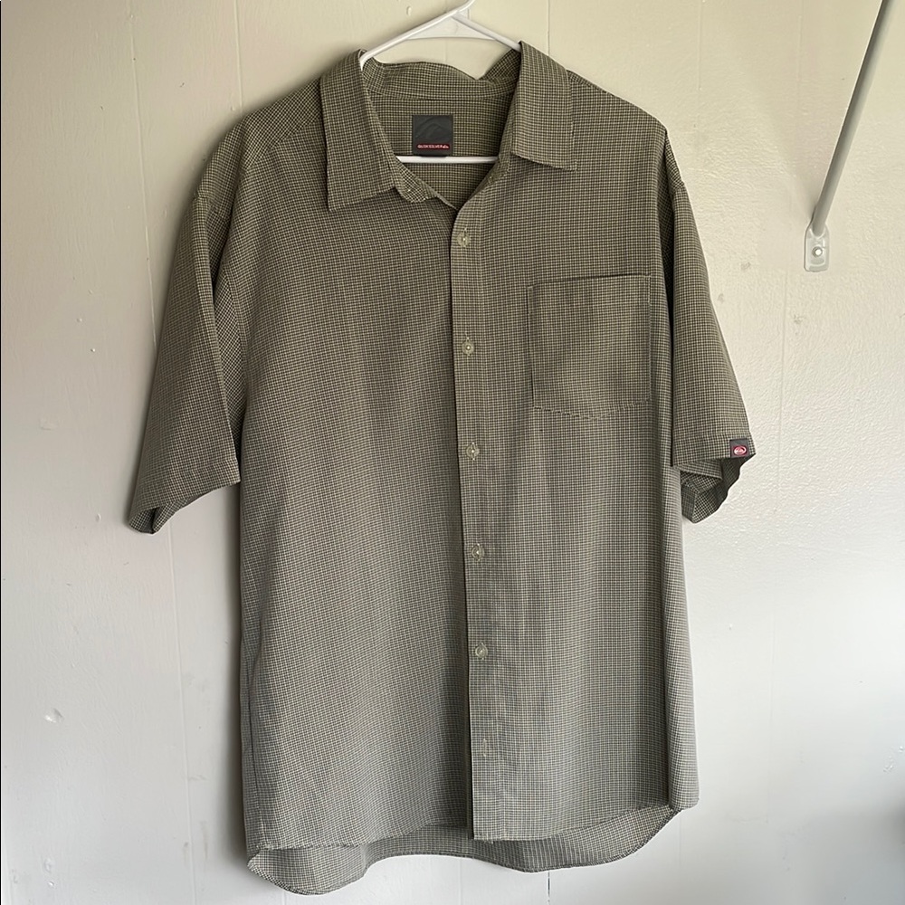 Quiksilver Gray and White Casual Button Down Shirt Short Sleeve